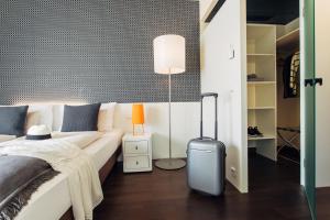 Giường trong phòng chung tại harry's home Linz-Urfahr hotel & apartments