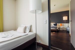 Giường trong phòng chung tại harry's home Linz-Urfahr hotel & apartments