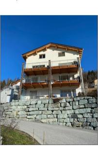 un bâtiment situé au-dessus d'un mur en pierre dans l'établissement Vazerol, à Lenzerheide