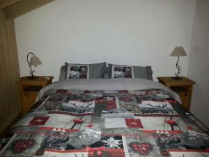 um quarto com uma cama com uma colcha em Les Combles des Murailles em Champéry