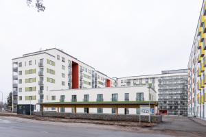 eine leere Straße mit Gebäuden in einer Stadt in der Unterkunft Hiisi Homes Vantaa Kaivoksela in Vantaa
