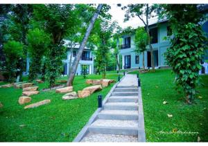Jardí fora de Serendib Signature Resort