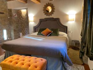 ein Schlafzimmer mit einem großen Bett und einem Spiegel in der Unterkunft Agriturismo Il Passeggere in Bruscoli