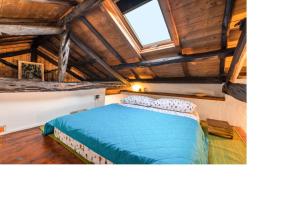 um quarto com uma cama num quarto com tectos em madeira em Oldtown romantic apartment em Cagliari