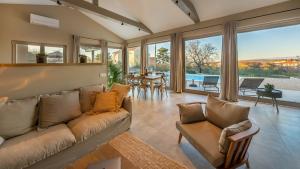 Posezení v ubytování Villa & Jardin - Luxury Villa with swimming pool