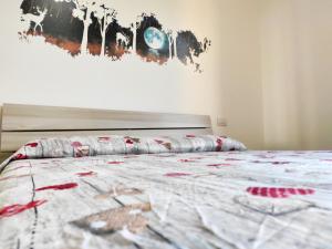sypialnia z łóżkiem z kołdrą w obiekcie Appartamento Dolcitalia in Lazise w mieście Lazise +23 zdjęcia