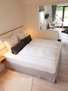 a large white bed in a living room at Ferienwohnungen am Danewerk in Dannewerk