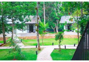Jardí fora de Serendib Signature Resort