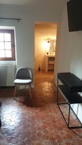 una habitación con una silla y una mesa. en la bastide de l'adrech en Manosque