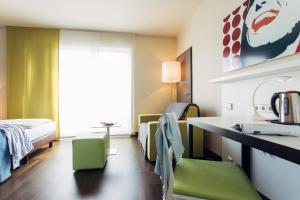 Giường trong phòng chung tại harry's home Linz-Urfahr hotel & apartments