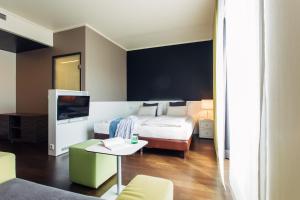 Giường trong phòng chung tại harry's home Linz-Urfahr hotel & apartments