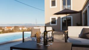 Bazén v ubytování Villa & Jardin - Luxury Villa with swimming pool nebo v jeho okolí