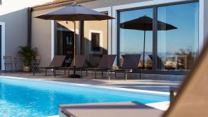 Bazén v ubytování Villa & Jardin - Luxury Villa with swimming pool nebo v jeho okolí