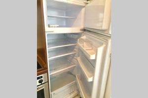 an empty refrigerator with its door open with the door open at Ferienwohnung Haus Ruhrgebiet in Mülheim an der Ruhr