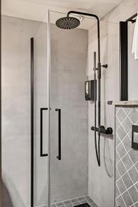 W łazience znajduje się prysznic ze szklanymi drzwiami. w obiekcie Canyon Hotell w Alcie