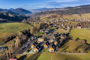 z góry widok na wioskę na wzgórzach w obiekcie Apartament Strumień w mieście Jaworki