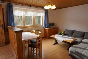 een woonkamer met een tafel en een bank bij Ferienwohnung im Haus Maria in Sankt Koloman