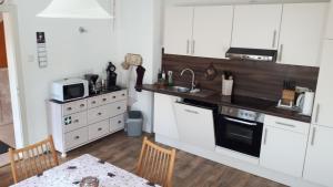 Kuchyň nebo kuchyňský kout v ubytování Ferienhaus Bernhardine