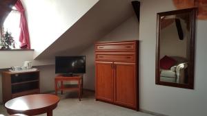 TV at/o entertainment center sa Villa Del Arte Bed & Breakfast