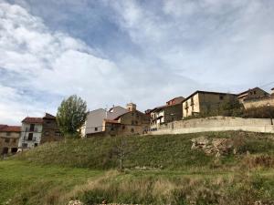 un grupo de edificios en la cima de una colina en Apartamento Rafa en Valdelinares