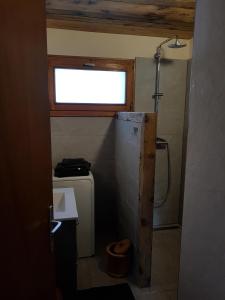 Elle comprend une petite salle de bains pourvue d'une fenêtre et d'un lavabo. dans l'établissement La Vardase, au Grand-Bornand