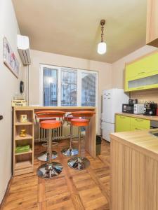 Virtuvė arba virtuvėlė apgyvendinimo įstaigoje ⩤ Vintage Spot ⩥ Colorful One-Bedroom Apartment