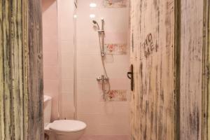 Vonios kambarys apgyvendinimo įstaigoje ⩤ Vintage Spot ⩥ Colorful One-Bedroom Apartment