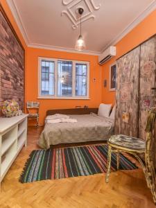 Lova arba lovos apgyvendinimo įstaigoje ⩤ Vintage Spot ⩥ Colorful One-Bedroom Apartment