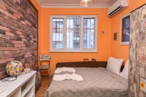 Lova arba lovos apgyvendinimo įstaigoje ⩤ Vintage Spot ⩥ Colorful One-Bedroom Apartment