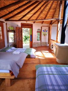 una camera con 2 letti e un soffitto in legno di Zuna a Sutamarchán