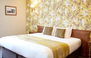 Postel nebo postele na pokoji v ubytování Castle Inn by Greene King Inns