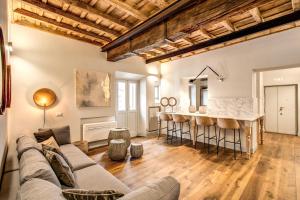 salon z kanapą i barem w obiekcie Febo Decharm apartment w Rzymie