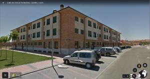 una rappresentazione di un edificio con auto parcheggiate in un parcheggio di Apartamento "CAMPO CARMEN" a Tordesillas