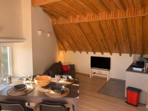 una cucina e un soggiorno con tavolo e sedie di Apartment2 with terrace and a view near Amoreiras a Lisbona