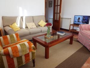 a living room with a couch and a coffee table at Casa de campo cerca del mar in Miengo