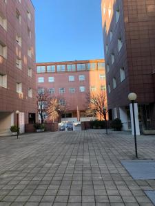 un patio frente a dos edificios altos en Bicocca Flat A, en Milán