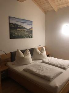 Postel nebo postele na pokoji v ubytování Panoramablick Tscheltsch
