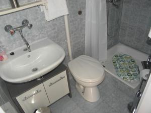 Koupelna v ubytování Apartmani Adam