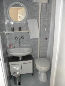 Koupelna v ubytování Apartmani Adam