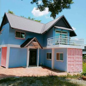 玉里鎮的住宿－鏷石民宿 ，蓝色房子,设有粉红色车库