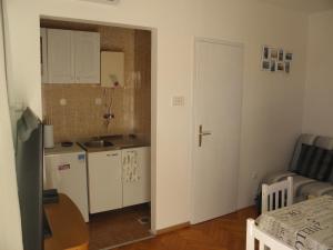 Kuchyň nebo kuchyňský kout v ubytování Apartmani Adam