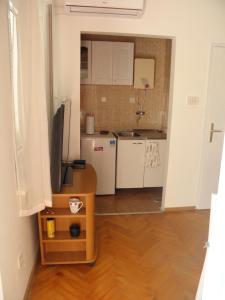 Kuchyň nebo kuchyňský kout v ubytování Apartmani Adam