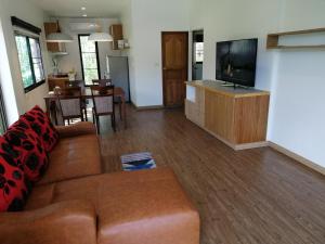 Ban Muang MaiにあるTwin Villaのソファと薄型テレビのあるリビングルーム