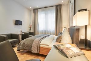ein Schlafzimmer mit einem Bett und ein Wohnzimmer in der Unterkunft Hotel Goldener Engel in Speyer