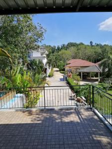 Ban Muang MaiにあるTwin Villaの家へと続く歩道に通じる門