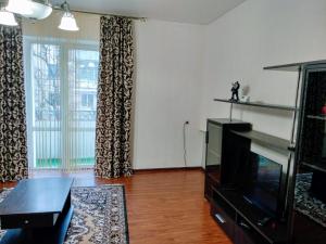 a living room with a flat screen tv and a couch at Апартаменти на Ерусалимці 2 кімнати центр поруч з фонтаном Рошен in Vinnytsya
