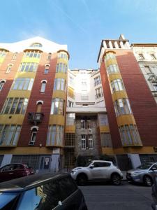 ブダペストにあるHigh Sky Apartmentの車が停まった高層ビル2棟