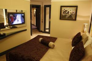 TV a/nebo společenská místnost v ubytování Mirilayon Hotel - Old Town