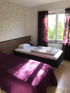 Giường trong phòng chung tại Karlshamn vandrarhem och hotell AB