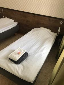 Posteľ alebo postele v izbe v ubytovaní Karlshamn Vandrarhem och Hotell